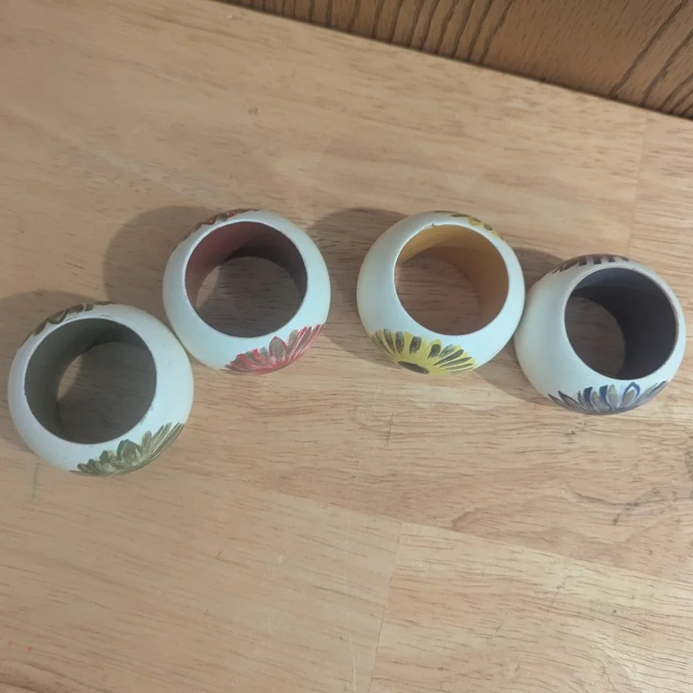 Vintage Hand Painted Napkin Rings Set of 4 Floral Daisy Multi Color Round